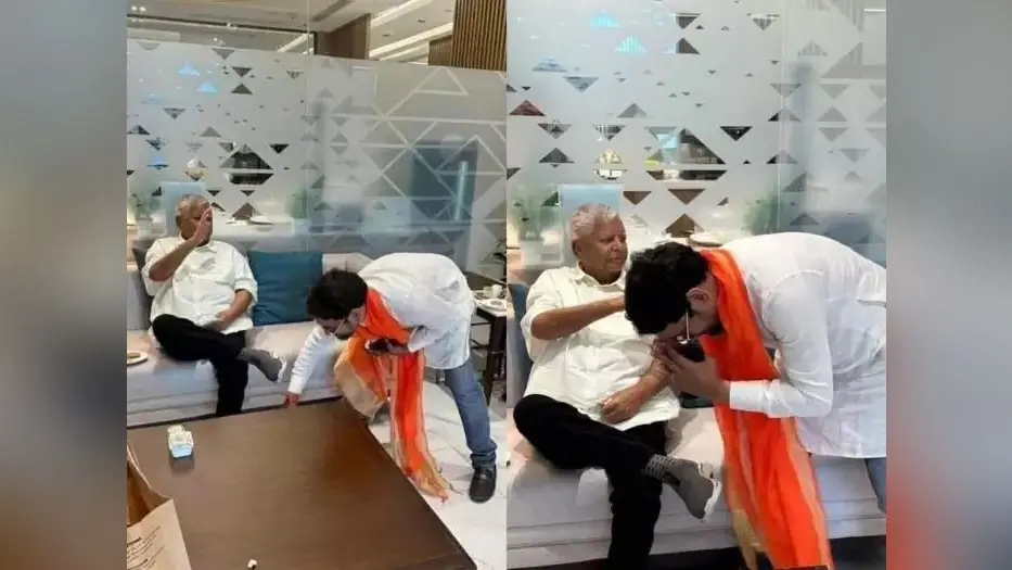 Bihar: ‘भगवा पहनकर लालू के सामने झुके निरहुआ, मुलाकात पर सोशल वार ‘पलटी मरबे का’…