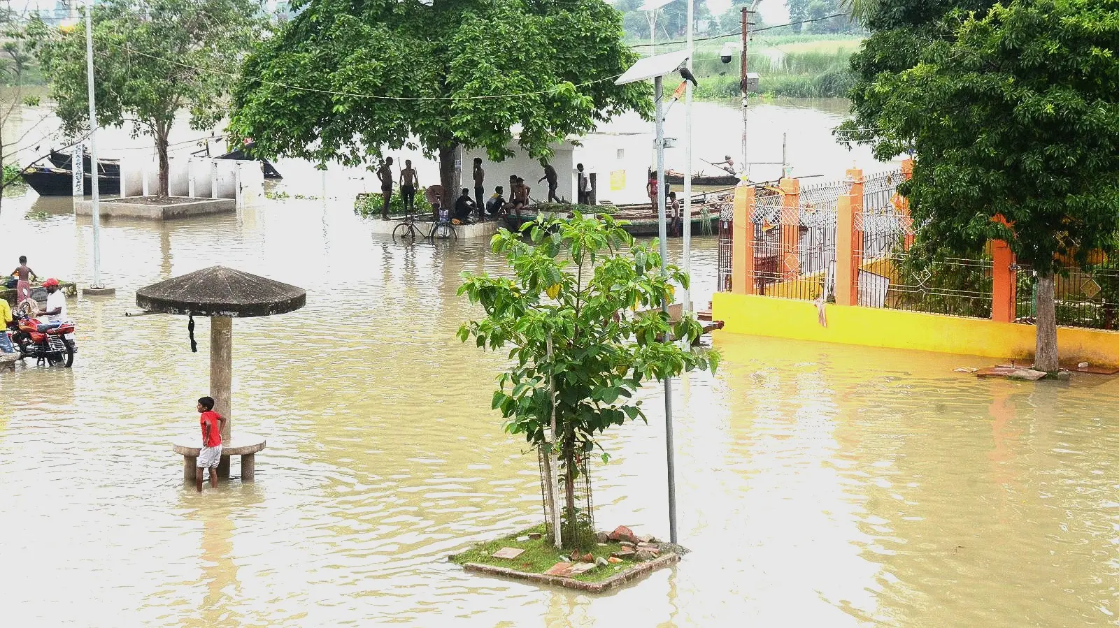 भागलपुर के कई इलाकों में घुसा बाढ़ का पानी, तस्वीरों में देखें ताजा हालात