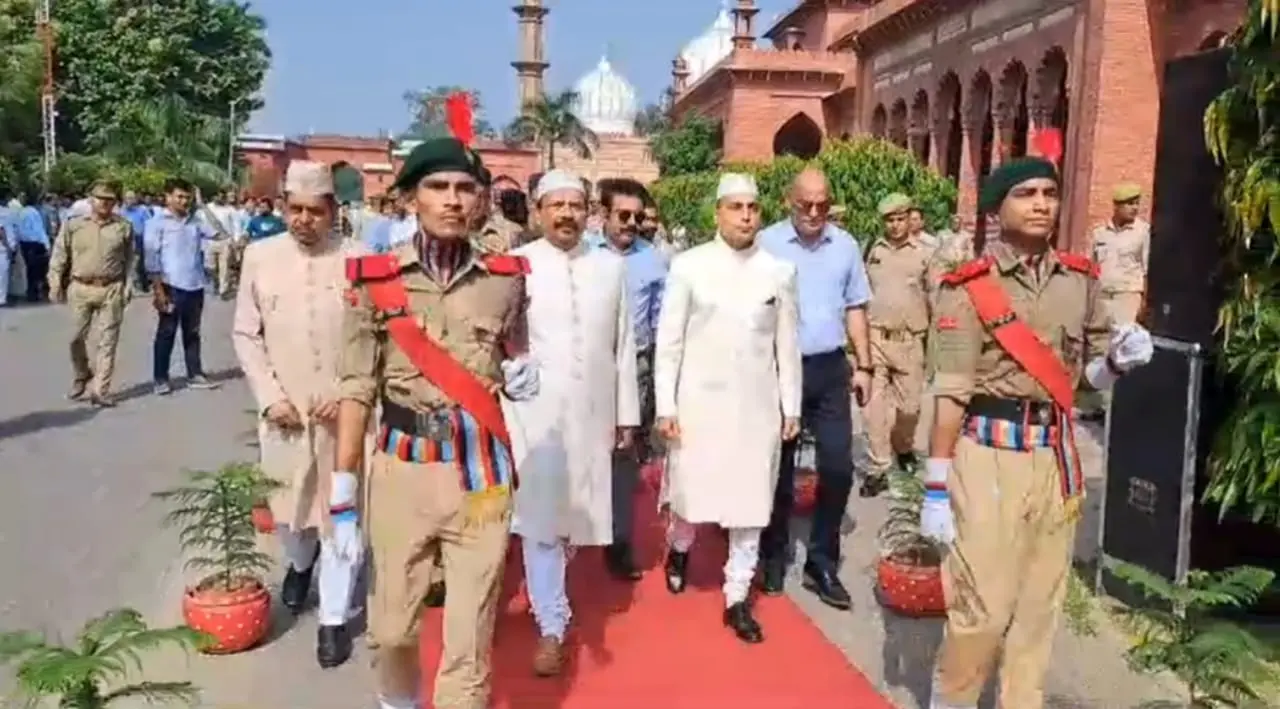 अलीगढ़: एएमयू में कार्यवाहक कुलपति ने किया ध्वजारोहण, बोले- अगले वाइस चांसलर के बारे में जल्द नई खबर मिलेगी