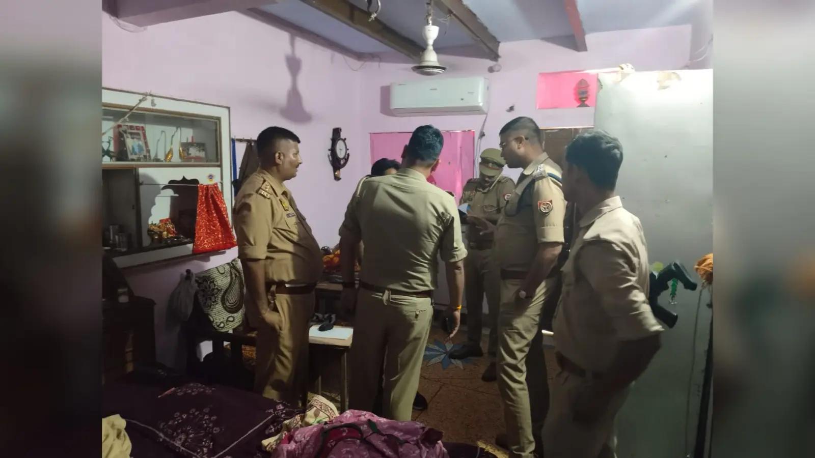 आगरा में बाइक सवारों ने दिनदहाड़े घर के बाहर खड़े भाजपा नेता को गोली मारी, गंभीर अवस्था में भर्ती कराया