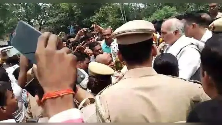 परेशान ग्रामीणों ने पशुधन मंत्री-अपर मुख्य सचिव के रास्ते में खड़े कर दिए छुट्टा जानवर, जानें फिर क्या हुआ…