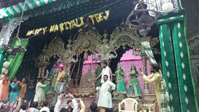 हरियाली तीज पर 12 करोड़ के हिंडोले में झूले बांके बिहारी, मंदिर में उमड़ा आस्था का सैलाब