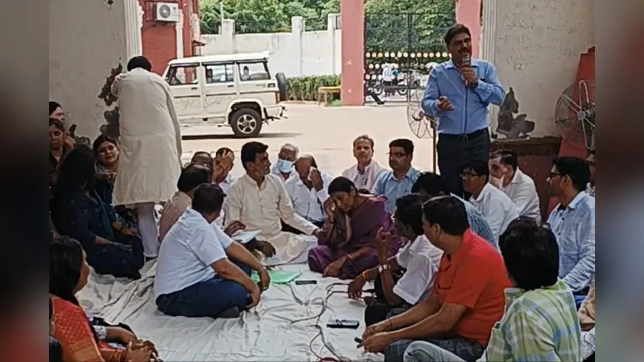 बायोमेट्रिक हाजिरी का विरोध, पुरानी पेंशन के समर्थन में धरना पर बैठे डॉ भीमराव अंबेडकर विश्वविद्यालय के शिक्षक