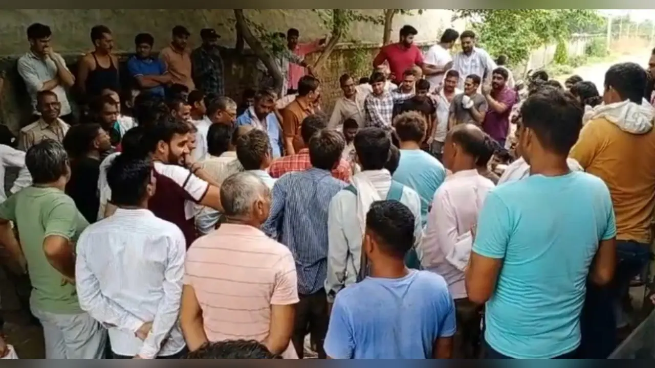 Aligarh: 24 घंटे में तीन घंटे ही बिजली मिलने से खफा किसानों ने ‘बिजलीघर’ पर ठोंक दिया ताला, जानें फिर क्या हुआ