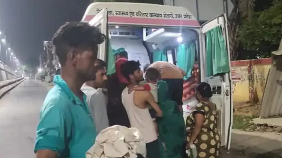 आगरा की बदहाल स्वास्थ्य व्यवस्था, आधी रात को सड़क पर प्रसूता ने बच्चे को दिया जन्म, देर से पहुंची एंबुलेंस