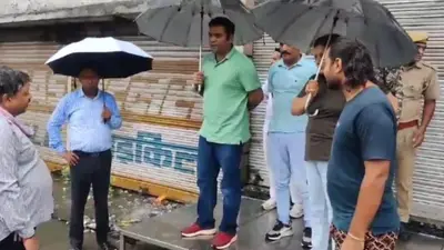 अलीगढ़: भारी बारिश से सड़कें हुईं जलमग्न, नगर आयुक्त छाता लेकर पम्पिंग स्टेशन चालू करवाने शहर में निकले