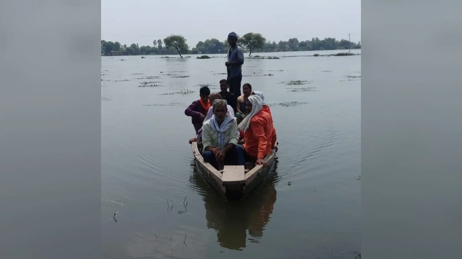 Lucknow Flood Report LIVE : कई गांवों में घुसा गोमती का पानी, बिना नाविक के 3 नाव पर पूरी सुल्तानपुर पंचायत