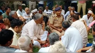 अलीगढ़: मां-बेटी के हत्यारोपियों के घर पर बुलडोज़र चलाने की मांग, मंत्री-सांसद के पहुंचने पर किया अंतिम संस्कार