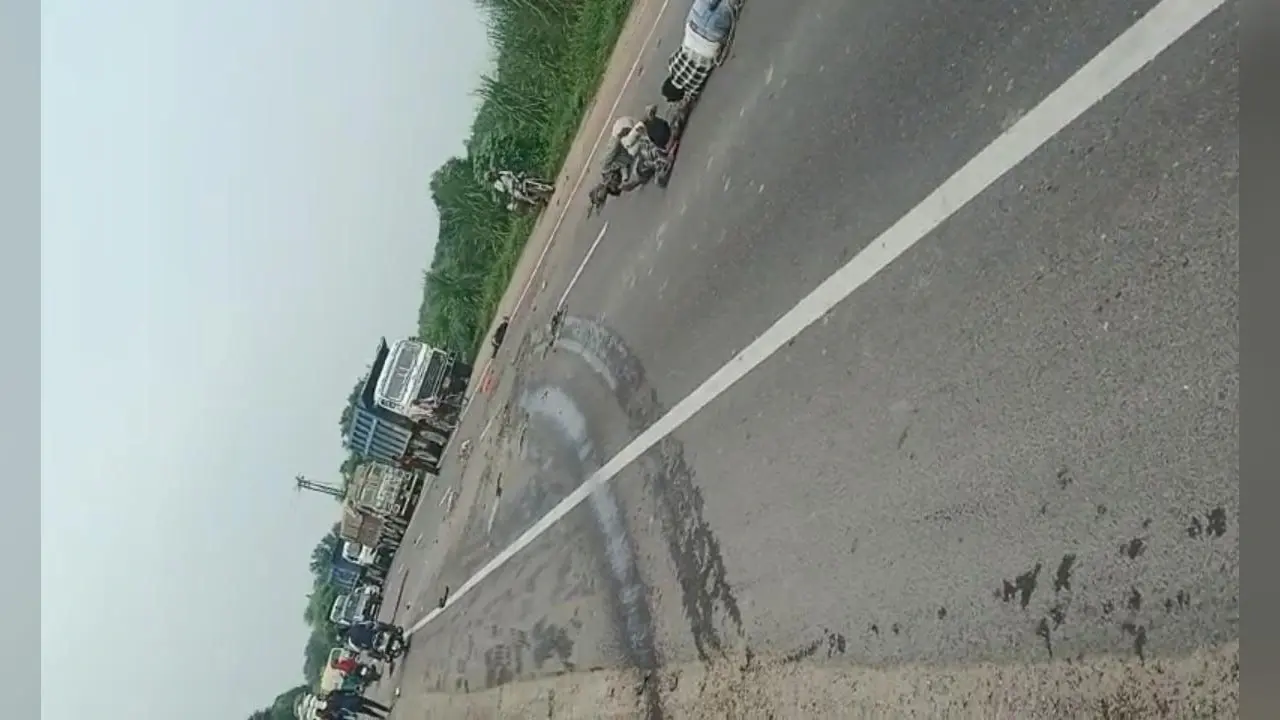 UP News : कानपुर में हाईवे पर पिकअप और ट्राले की भीषण टक्कर, चार लोगों की मौत , 9 से अधिक घायल