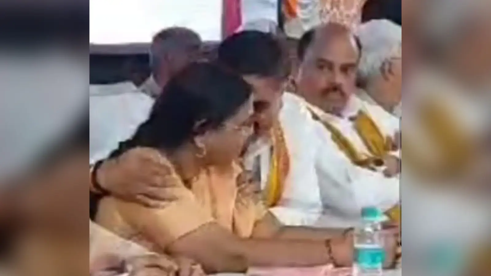 Aligarh : भाजपा के कार्यक्रम में सांसद सतीश गौतम ने महिला विधायक को ‘ छुआ ‘, MLA ने बदल ली अपनी कुर्सी