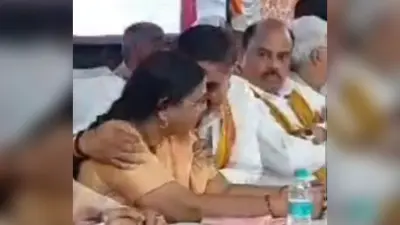 Aligarh : भाजपा के कार्यक्रम में सांसद सतीश गौतम ने महिला विधायक को ‘ छुआ ‘, MLA ने बदल ली अपनी कुर्सी