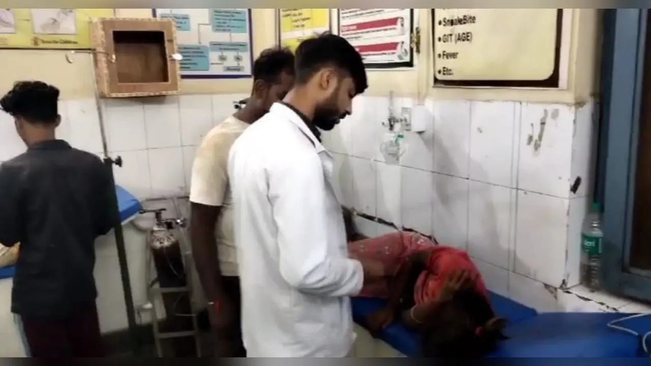अलीगढ़: पड़ोसी के जर्जर मकान की दीवार गिरने से तीन मासूम बच्चे दबे, एक बच्ची की मौत, लापरवाही का आरोप