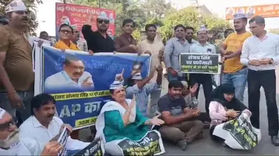 अलीगढ़ : राज्यसभा सांसद संजय सिंह की गिरफ्तारी के विरोध में AAP कार्यकर्ताओं ने रोड जाम किया, धरना पर बैठे