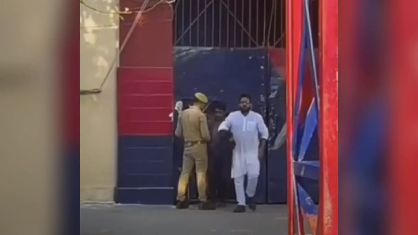 अलीगढ़ : एएमयू हास्टल में हिन्दू युवक की पिटाई मामले में छात्रनेता को मिली जमानत, समर्थकों ने फूल माला पहनाईं