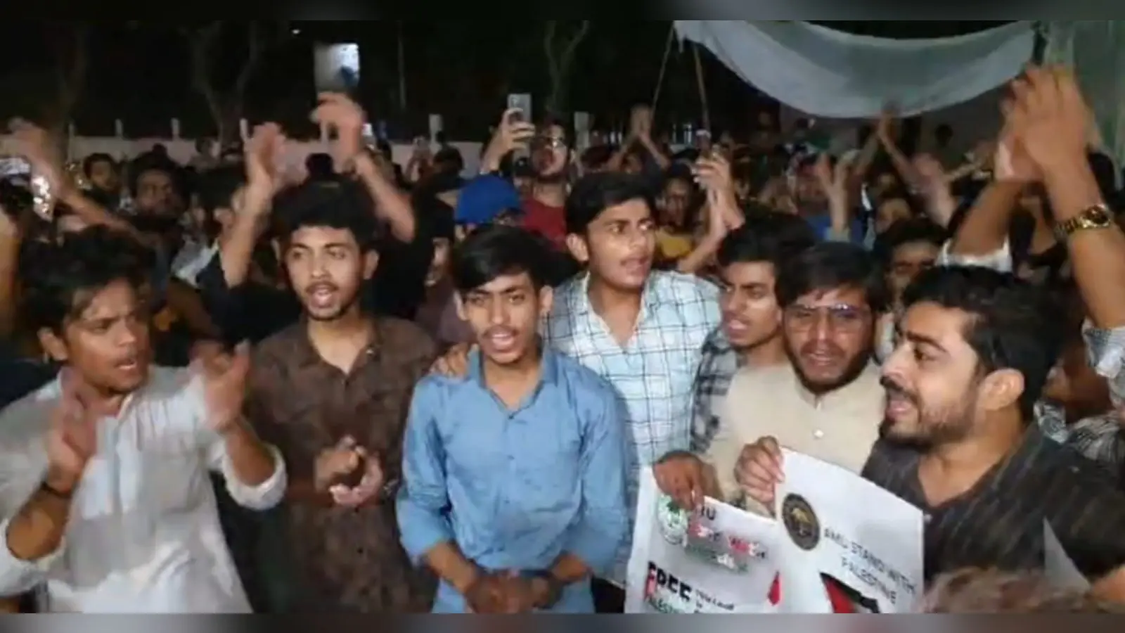 अलीगढ़ मुस्लिम विश्वविद्यालय में फिलिस्तीन के समर्थन में प्रोटेस्ट मार्च निकालने के लिए 4 छात्रों पर मुकदमा