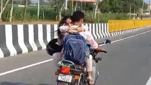 हापुड़ में पति-पत्नी चलती बाइक पर रोमांस करते आए नजर, टंकी पर बैठ पति को गले लगा रही महिला, वीडियो वायरल