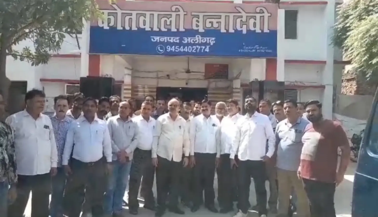 UP News: अलीगढ़ तहसील में स्टांप विक्रेता से सात लाख रुपये की लूट, पुलिस खंगाल रही सीसीटीवी फुटेज