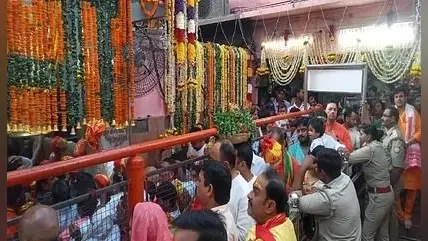 शारदीय नवरात्र के पहले दिन मां विंध्यवासिनी के दर पर उमड़ा श्रद्धा का सैलाब, माता के जयकारे से गूंजा धाम