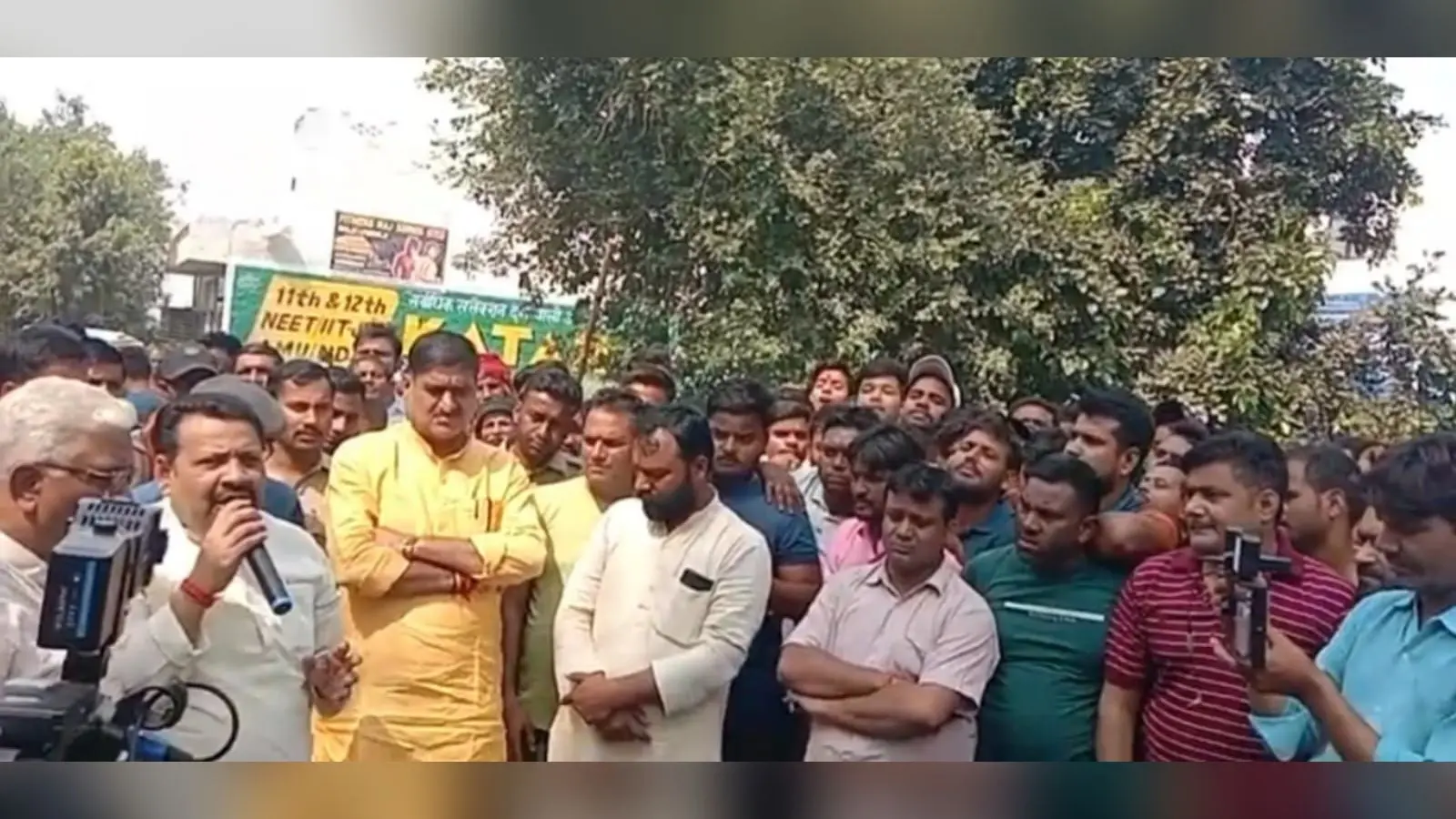 अलीगढ़ में गलत डायरेक्शन में जा रही थी राम बारात , दरोगा ने हिन्दू -मुस्लिम दोनों पक्ष पर दर्ज कराया मुकदमा