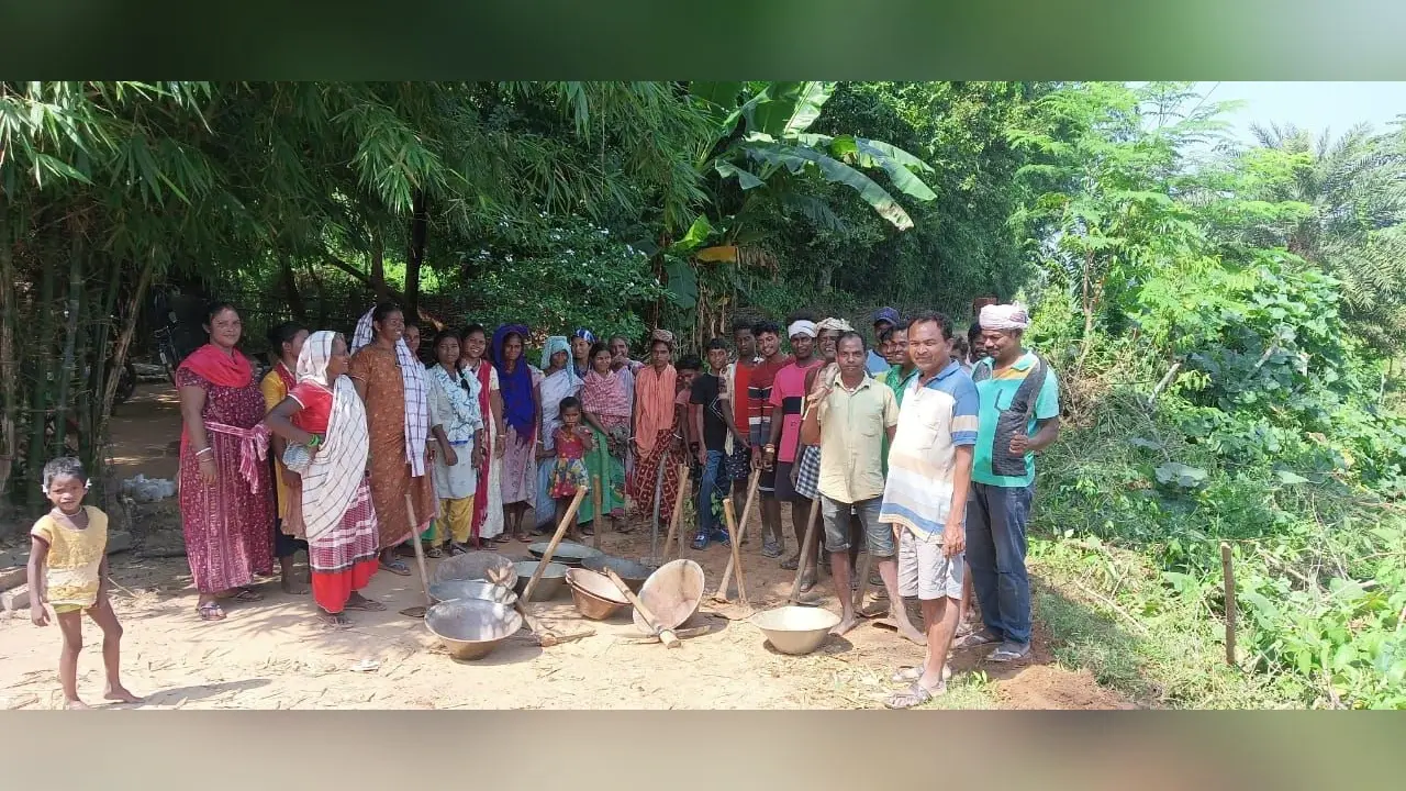 झारखंड : जर्जर कच्ची सड़क पर चलने को मजबूर हैं पाताहातु के ग्रामीण, अब करेंगे आंदोलन