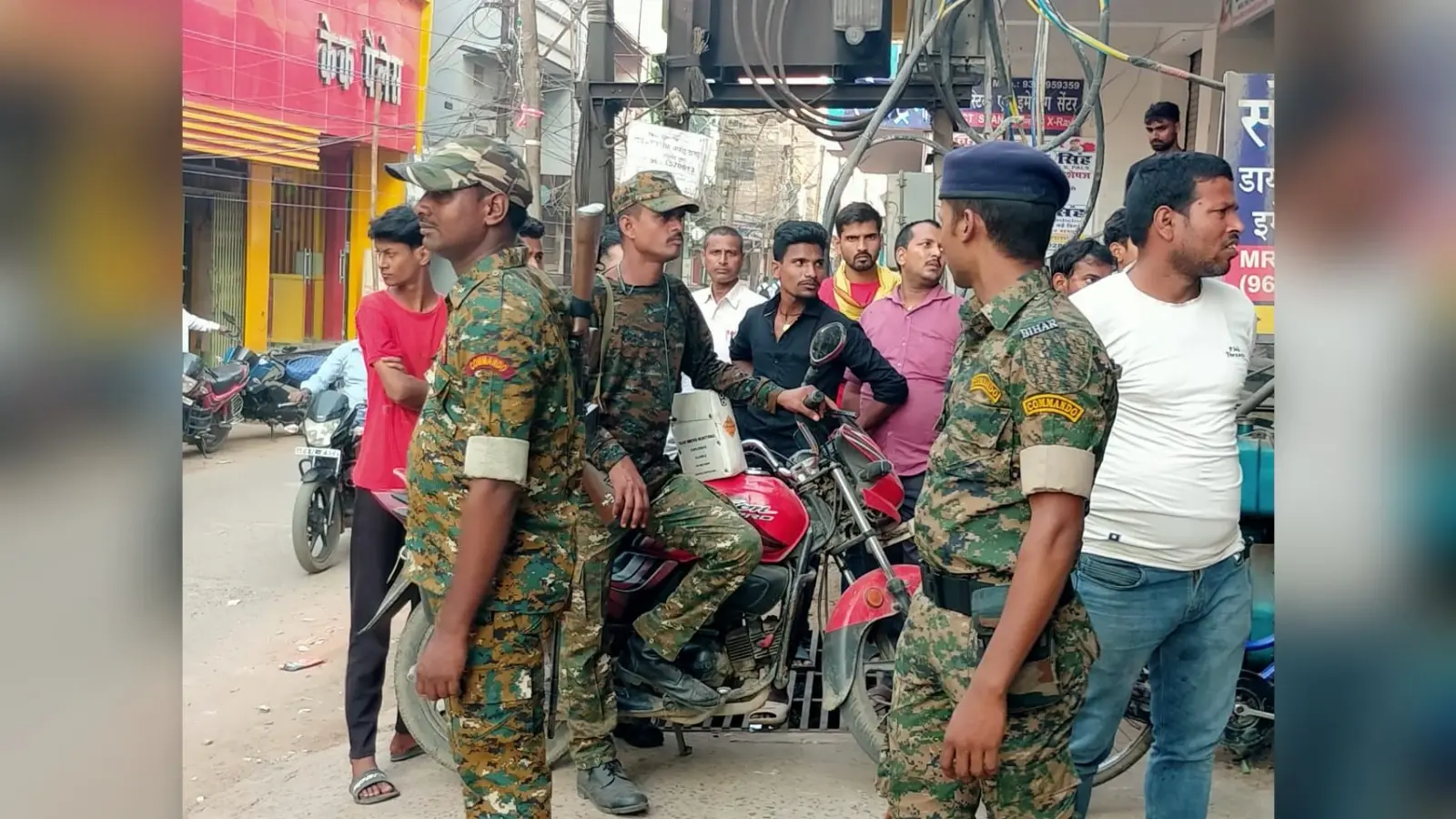बिहार में एक बार फिर बालू खनन को लेकर दो गुटों के बीच सैकड़ों राउंड फायरिंग, एक की मौत, चार घायल