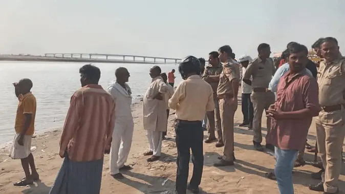 देवरिया: बरहज मेला घूमने गए पांच दोस्त ��रयू नदी में डूबे, गोताखोर ने 4 को बचाया, एक की मौत