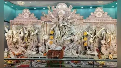 आस्था का सैलाबः मां दुर्गा के दर्शन के लिए पंडालों की ओर उमड़ा शहर, देखिए तस्वीरें..