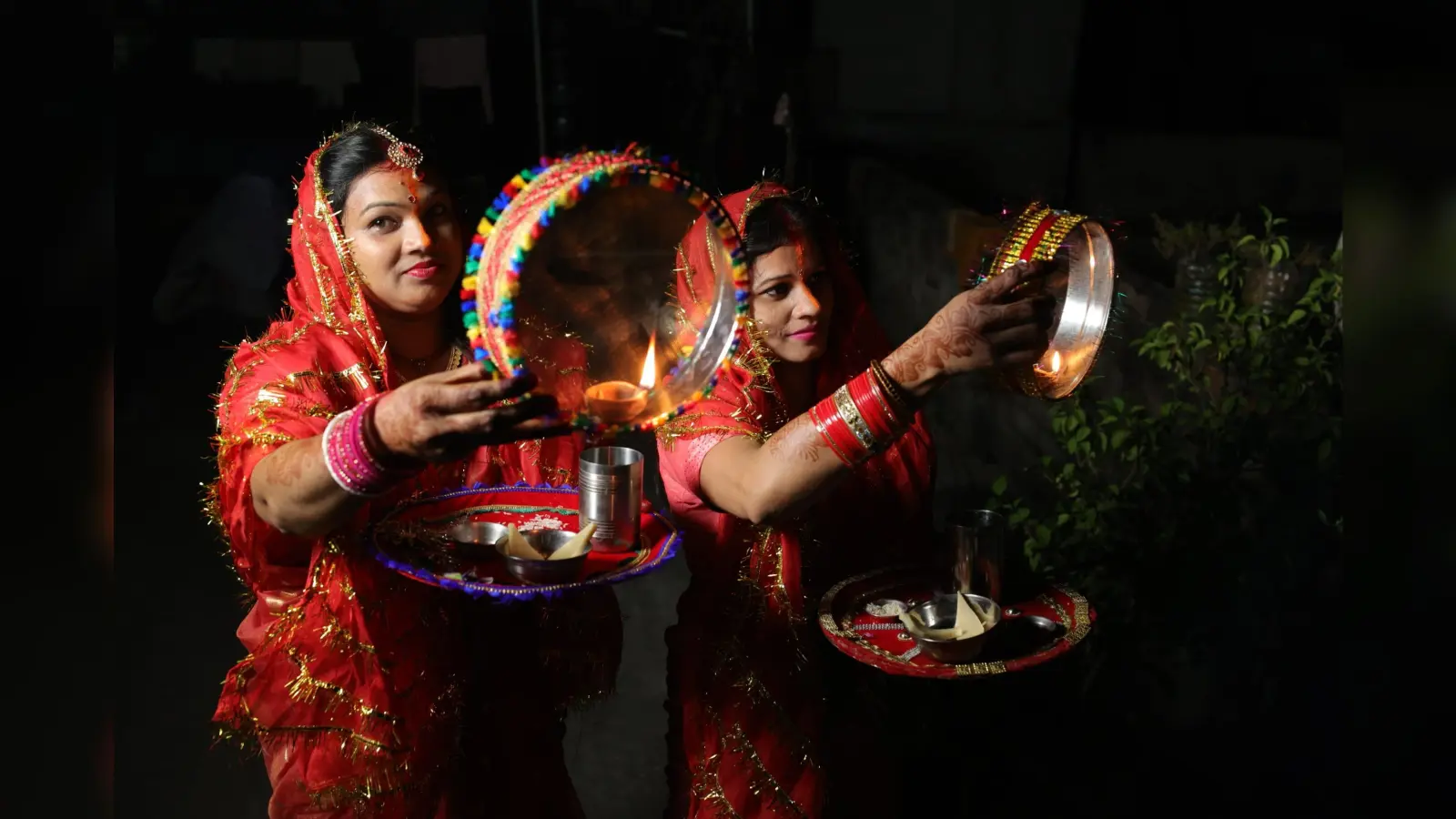 PHOTOS: मेरे सजना की लंबी उमरिया हो… सुहागिन महिलाओं ने किया चांद का दीदार, मनाया करवा चौथ
