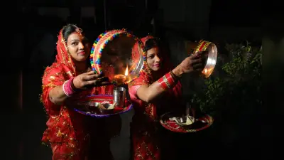PHOTOS: मेरे सजना की लंबी उमरिया हो… सुहागिन महिलाओं ने किया चांद का दीदार, मनाया करवा चौथ