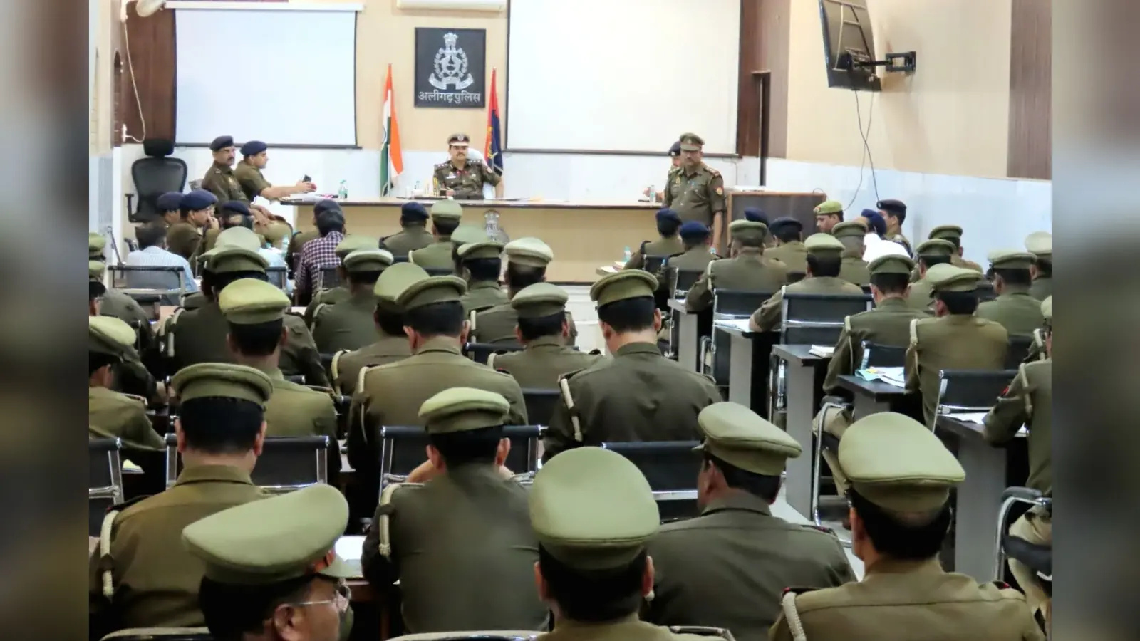 अलीगढ़: पुलिस विभाग की छवि धूमिल करने वालों पर एसएसपी ने की कार्रवाई, तीन पुलिसकर्मी निलंबित