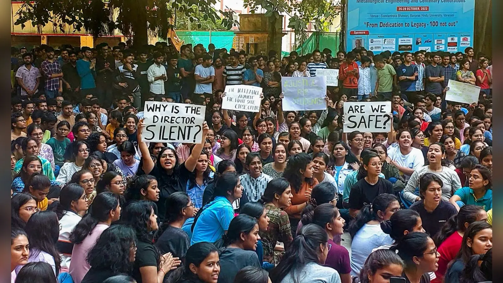 IIT BHU में सोमवार को भी 3 लोगों ने महिला छात्रा को जबरन निर्वस्त्र किया और उसके साथ छेड़छाड़ की, जांच जारी