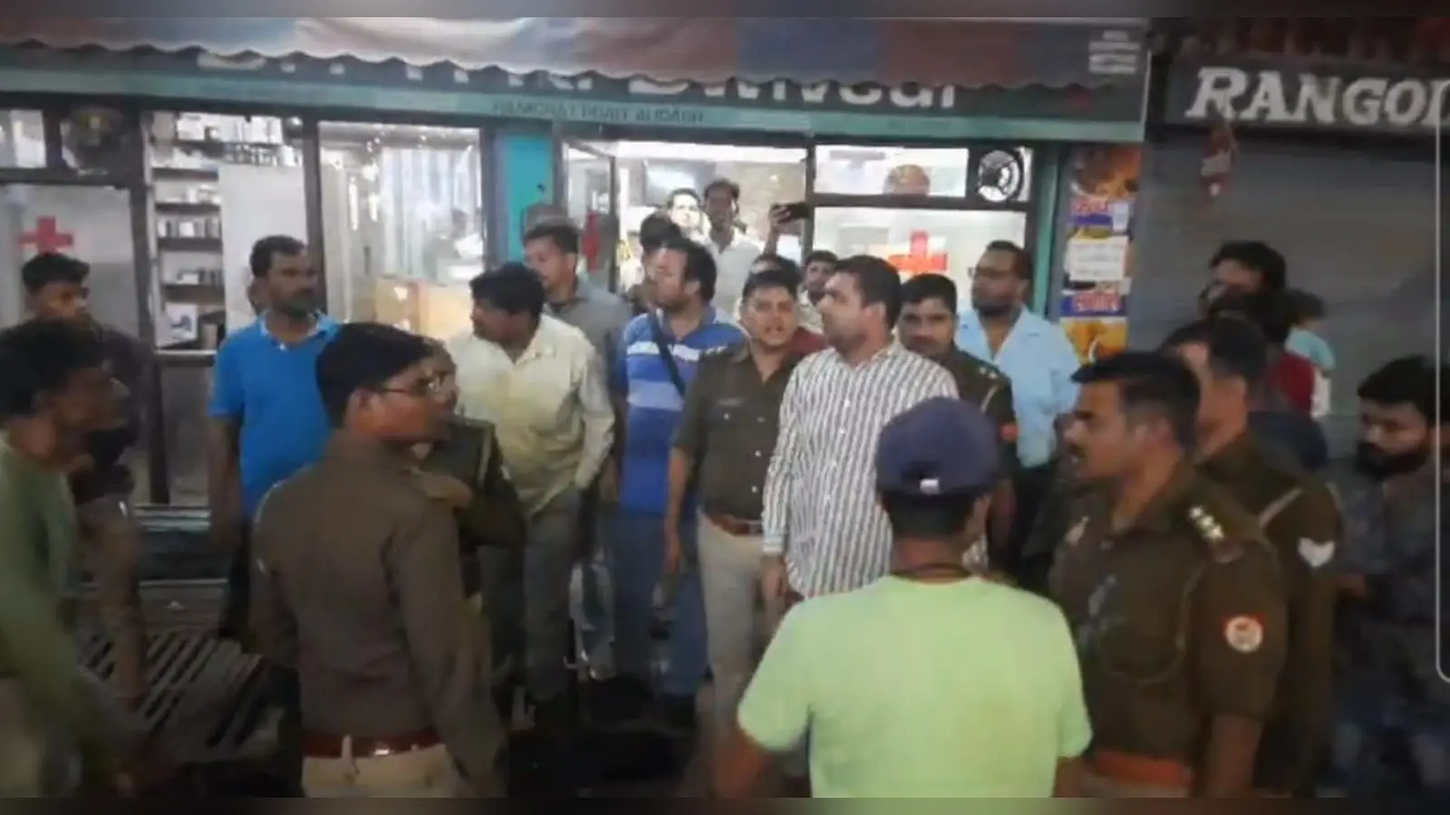 अलीगढ़: डॉक्टर की गैर मौजूदगी में कंपाउंडर ने मासूम को लगा दी हैवी डोज का इंजेक्शन, बच्चे की मौत