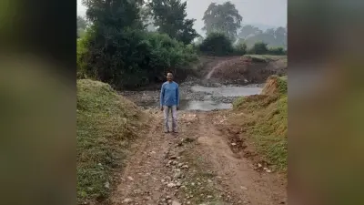 रांची : गोकुल नगर तक नहीं पहुंचता है एंबुलेंस, मरीजों को खटिया के सहारे मुख्य सड़क तक पहुंचाते हैं लोग