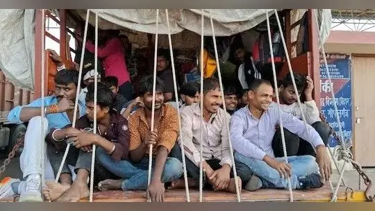 Chhath Puja: बस, ट्रेन, फ्लाइट सब फुल, छठ में ट्रकों में भर-भर कर ऐसे बिहार आ रहे लोग