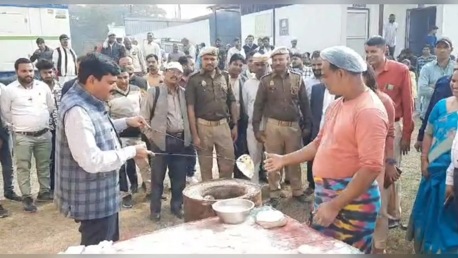 सामूहिक विवाह : अलीगढ़ में 700 जोड़ों ने शुरू की नई जिंदगी, 65 का निकाह, बारात के लिये DM ने सेकी रोटियां