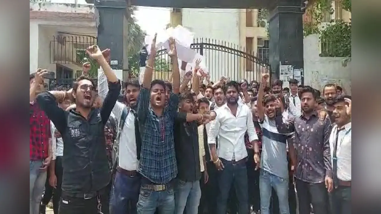 पाटलिपुत्र यूनिवर्सिटी में छात्रों का हंगामा, परीक्षा नियंत्रक को हटाने सहित कई मांगो को लेकर प्रदर्शन