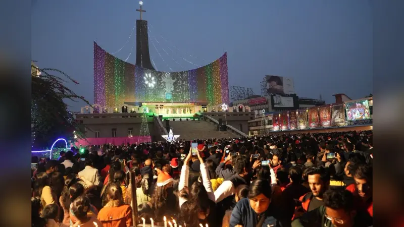 UP Christmas 2022: लखनऊ में धूमधाम से मनाया गया क्रिसमस का त्योहार, चर्च में गूंजी जिंगल बेल की धुन