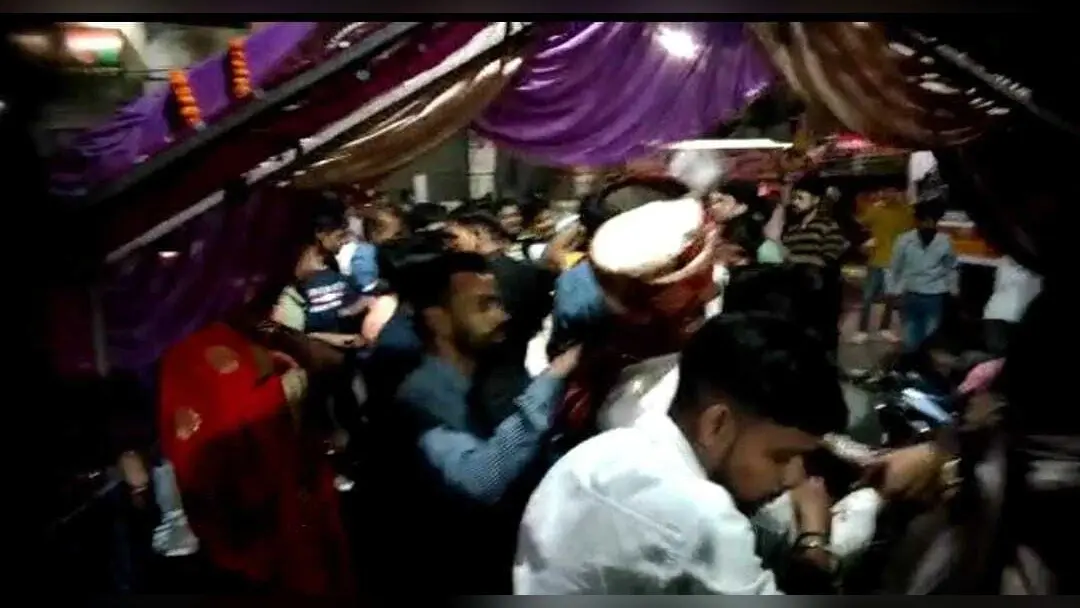 गाना ‘ परफ्यूम लगावे चुन्नी में ‘ ने कराया बवाल, डीजे पर चले लात-घूंसे,दूल्हे को गोद में लेकर भागते दिखे बराती
