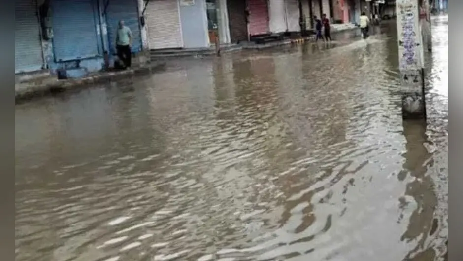 पटना: बारिश से शहर में जगह-जगह जलजमाव, शहर हुआ बदहाल, कहीं गिरे पेड़ तो कहीं उड़ गए पुलिस की बैरक