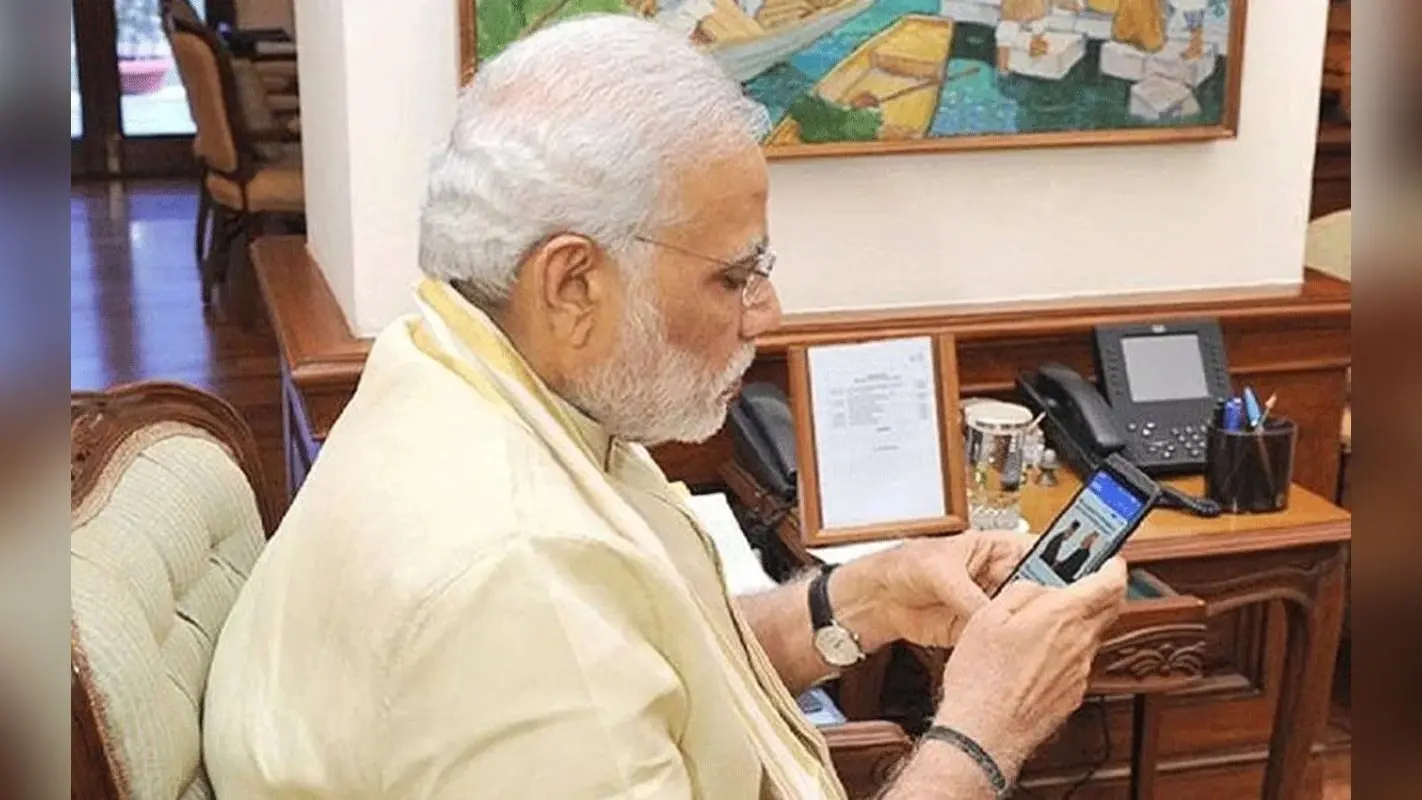 iPhone या Android – बात करने के लिए कौन सा फोन इस्तेमाल करते हैं PM Modi ?