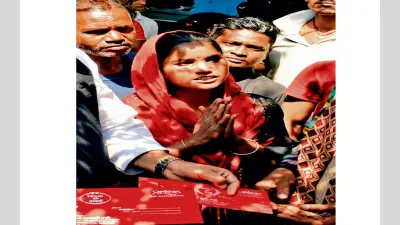 ‘साहब मार्च में शादी है, तब-तक रुक जायें’ धनबाद में JCB के आगे बैठकर महिलाओं ने बयां किया अपना दर्द