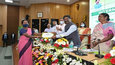 Women’s Day 2022: झारखंड की बेटियों को हेमंत सोरेन सरकार का तोहफा, सेतु शिक्षा पाठ्यक्रम का विमोचन