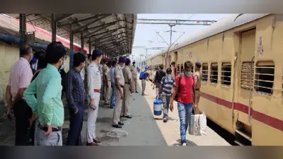 प्रवासियों ने अपनी जगह संबंधियों का दे दिया खाता, पैसे देने के लिए उनके घर जा रहे हैं अधिकारी