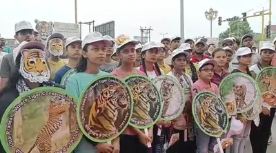 World Tiger Day: गोरखपुर में हाथों में बाघ की तस्वीरें लेकर दौड़े हर उम्र के लोग, जानें क्यों लगी ये रेस?