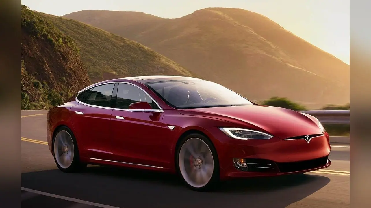 Tesla Model S Plaid: आ गयी दुनिया की फास्टेस्ट कार, होश उड़ा देने वाली स्पीड, कीमत और फीचर्स दंग करनेवाले