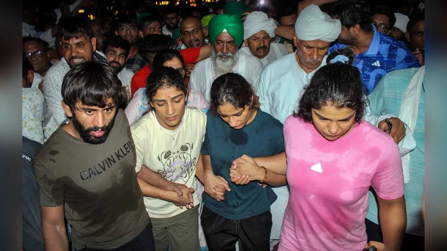 किसान नेता नरेश टिकैत के समझाने पर पहलवानों ने मेडल गंगा में विसर्जित नहीं किये, 5 दिनों का दिया अल्टीमेटम