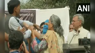 Shraddha Murder Case: श्रद्धा पर महापंचायत में मचा संग्राम, मंच पर महिला ने शख्स को चप्पल से पीटा, Video