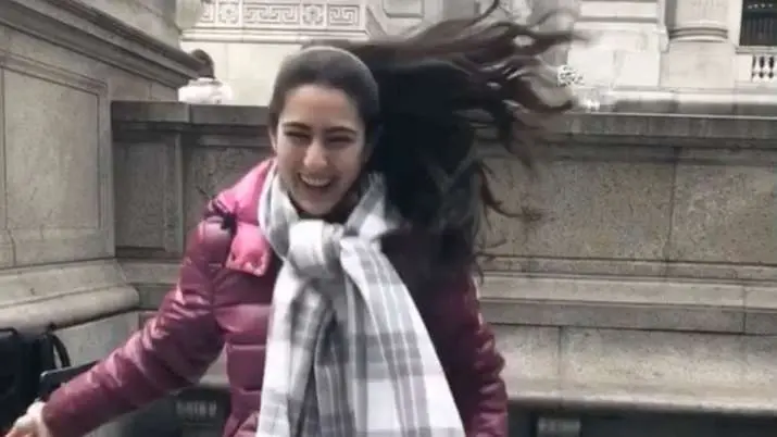 न्यूय���र्क की सड़कों पर मस्ती में नाचती नजर आईं Sara Ali Khan, फैंस बोले- वाह