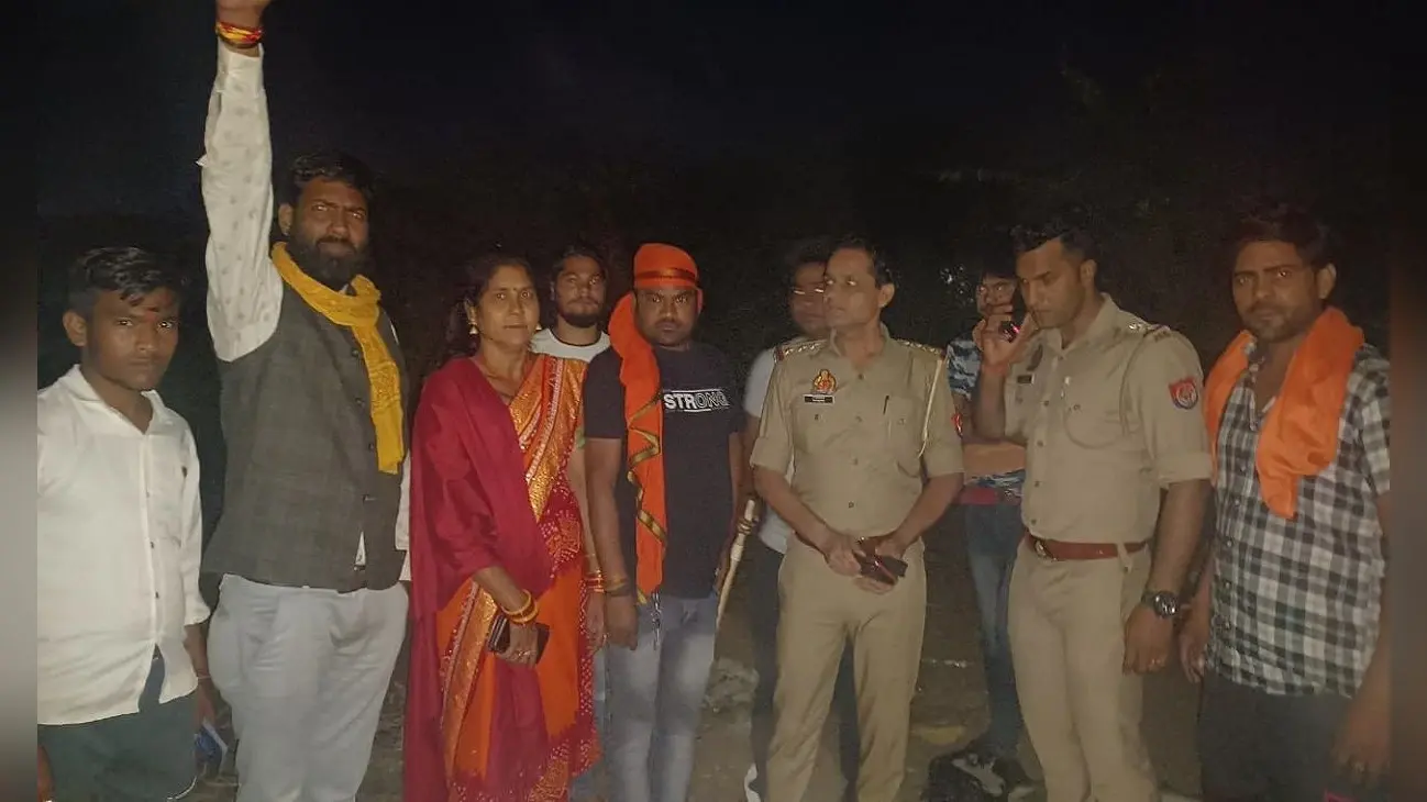 आगरा के यमुनापार में गोकशी की सूचना पर दौड़े हिंदू महासभा के कार्यकर्ता, मिला गाय का अवशेष