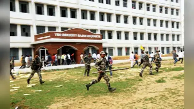 रांची : वाईबीएन यूनिवर्सिटी में परीक्षार्थियों का हंगामा, तोड़फोड़ व पत्थरबाजी के बाद पुलिस ने बरसाई लाठियां